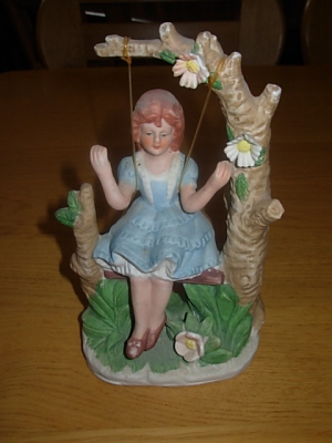 č.781 keramická soška dívky