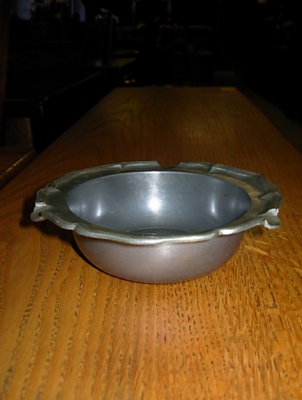 č.196 popelník cínový