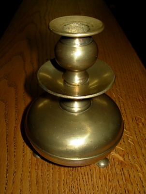 č.1033 svícen mosazný