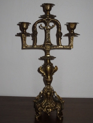 č.1734 svícen mosazný 3 ramena