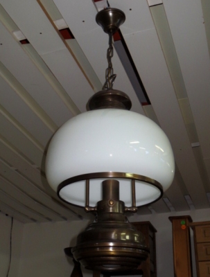 č.352 lustr horní + spodní svícení